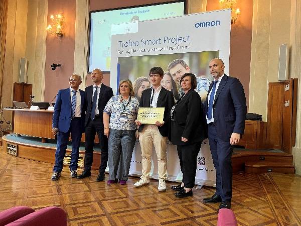 Vincenzo Tinti dellIIS Castelli di Brescia si aggiudica la 17 edizione del Trofeo Smart Project OMRON